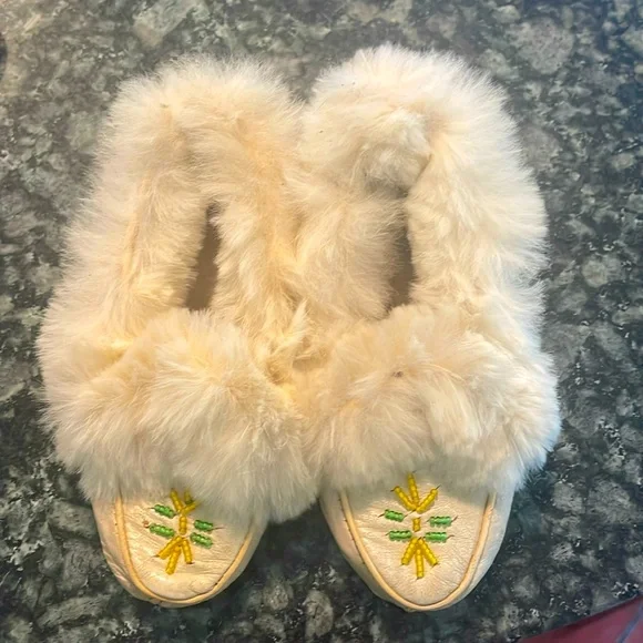 Vintage‎ children’s beaded fur-trimmed leather moccasins sz 6