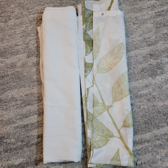 2 Fsbric shower courtains. Withe and green.
