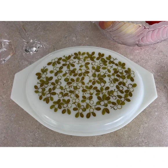 Vintage Pyrex‎ Verde Divided Casserole Dish with Lid 1.5 Quart 063 Milk Glass