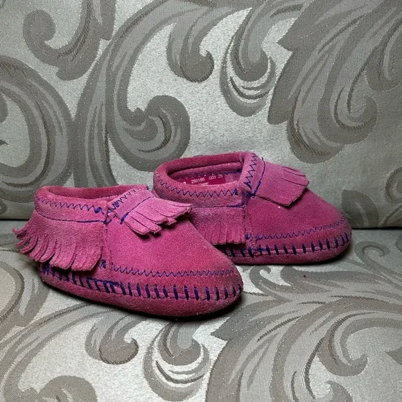 Minnetonka Baby Girl 2 Pink Fringe Moccasins, Infant Shoes Leather Purple
