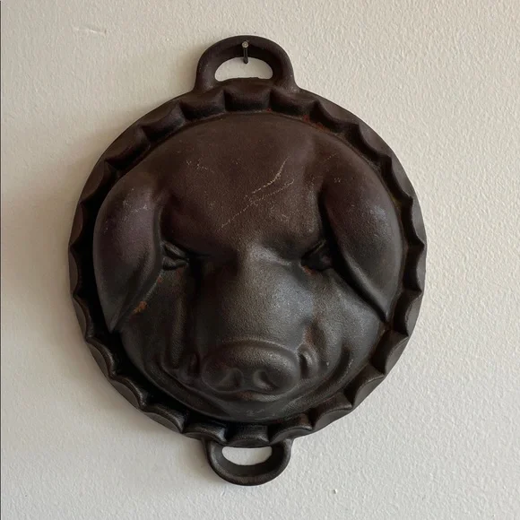 VINTAGE Rustic Cast Iron Pig Head Mold Baking Pan