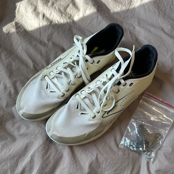 Brooks Draft XC Men’s Cross County Running Shoes 8.5 Spikes White Grey Athletic