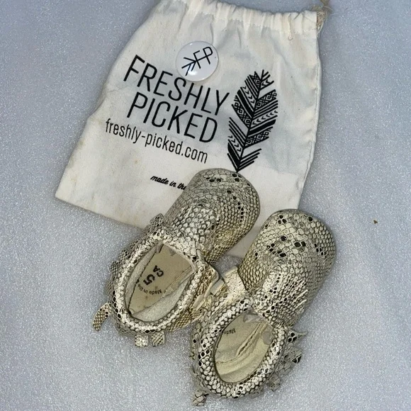 Fresh Picked Leather Gold Metallic Fringed Baby Moccasin With Bag and Pin Size 5