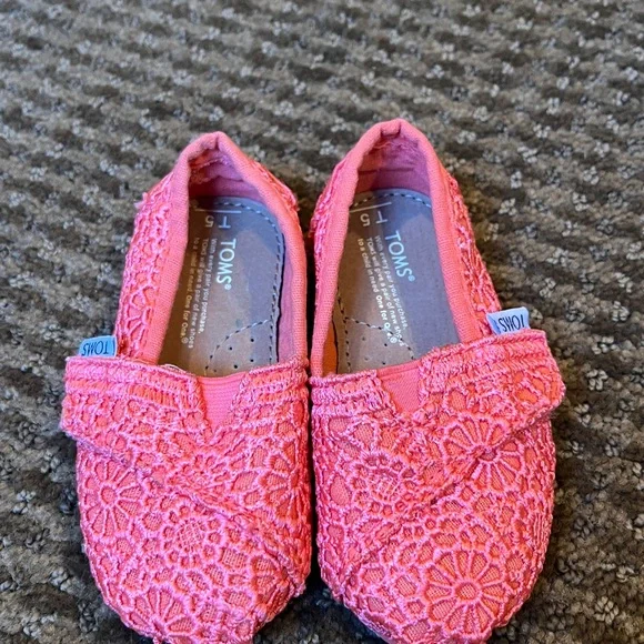 🧡TOMS Alpargata Crochet Floral Print Slip on shoes Size T5 EUC!🧡