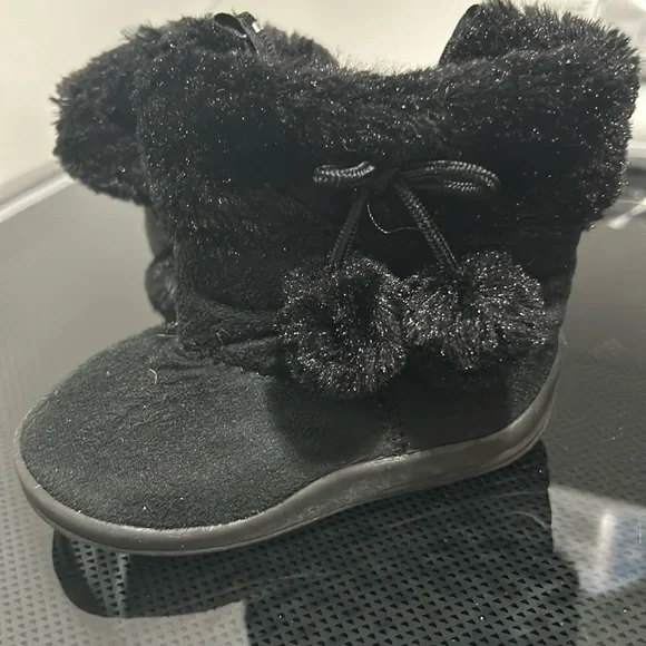 Girls size 6 Pom Pom faux fur boot winter snow suede like upper
