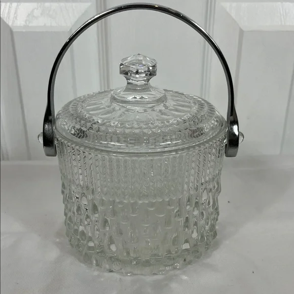 Vintage Art deco cut glass biscuit barrel jar or ice bucket. Has lid and handle