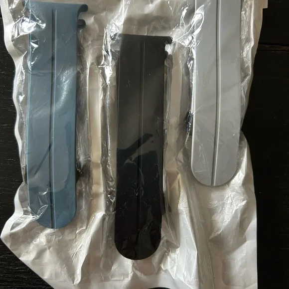 New in package never used Samsung replacement watch bands. Size adjusting to fit