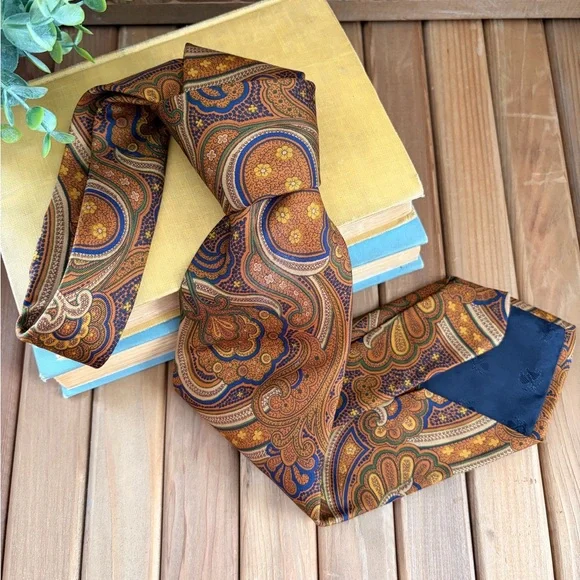 Vintage Brooks Brothers 346 Silk Tie in Brown Gold Paisley, Made in USA