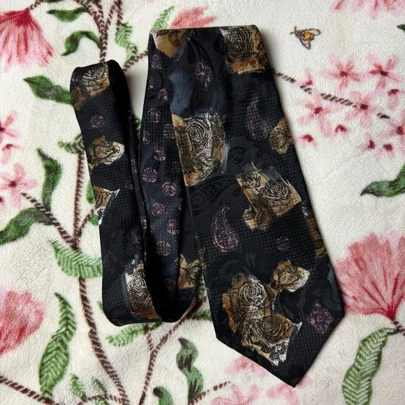 Sophisticated Black and Gold Patterned Men's Tie