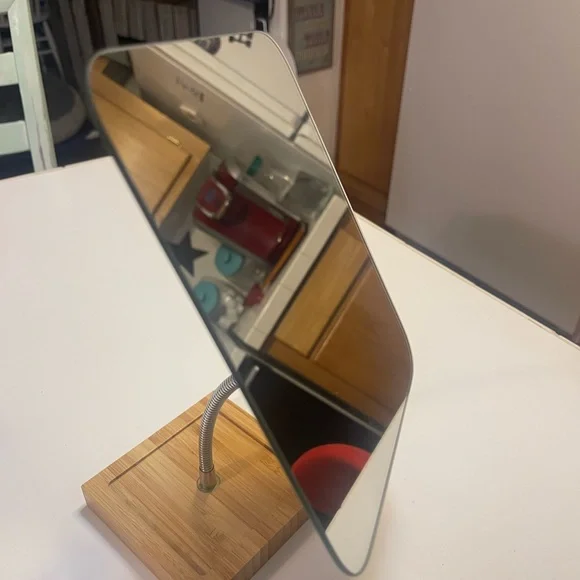 Vanity mirror