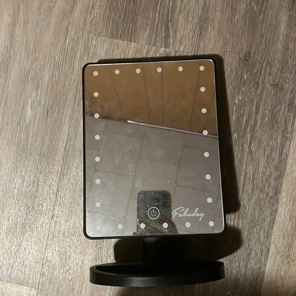 Light up makeup mirror