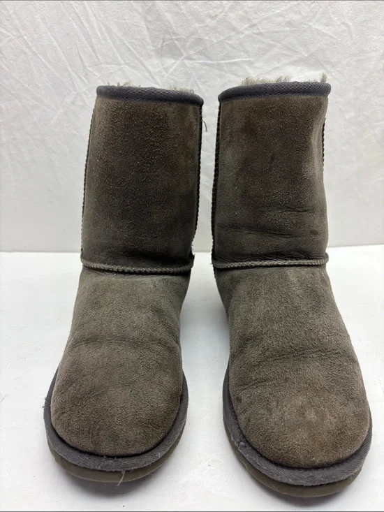 UGG Classic Short Boots size 5 big girl, box 59