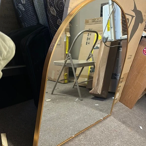 Wall mounted mirror in pretty good condition selling serious buyers
