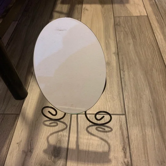 Cute elegant mirror with fancy sturdy legs