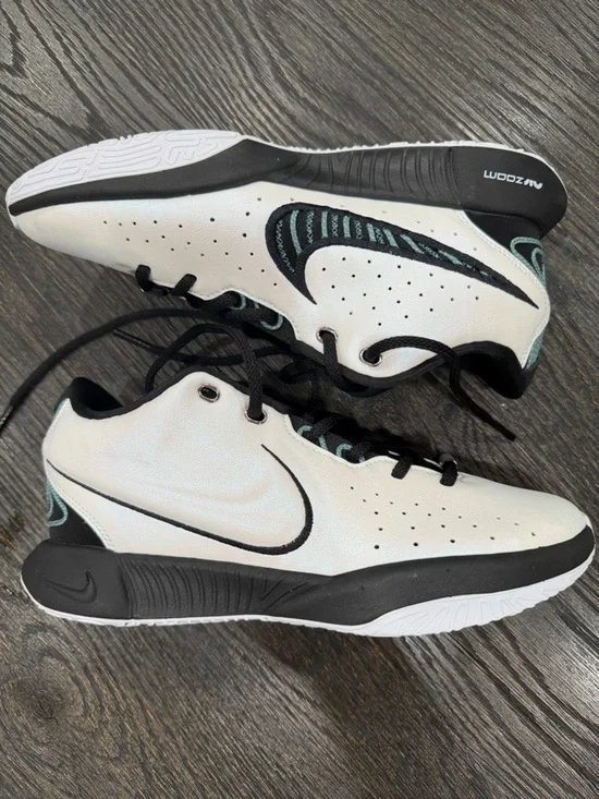Nike LeBron 21 Conchiolin White Black James Basketball Retro size 6Y