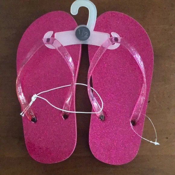 Girl’s pink sparkle flip flops sandals