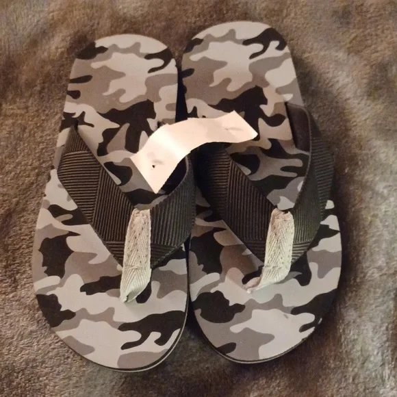 NWT BOYS BALENCE BLACK CAMO FLIP FLOPS SIZE 13/1