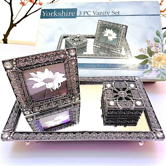 Yorkshire 3 piece vanity set with box