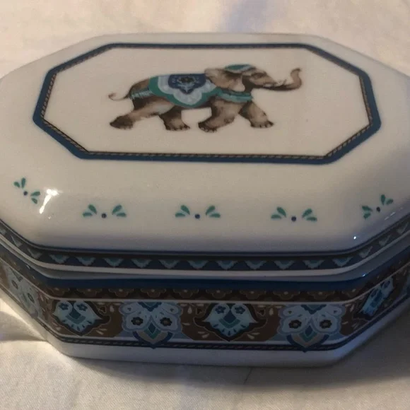 Vera Bradley Porcelain Dresser Lidded Elephant Trinket Dish L- 4