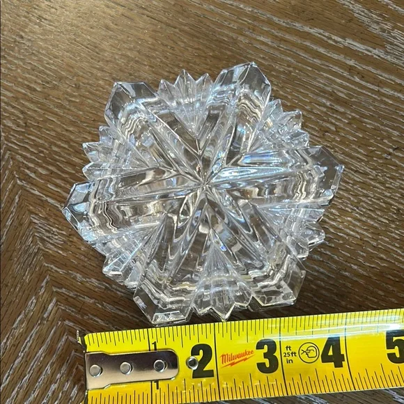 MIKASA SNOWFLAKE CRYSTAL GLASS TRINKET BOX 1.5 inches deep - 4 inches across