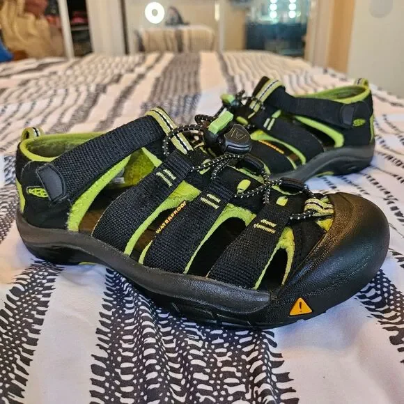 VGUC Keen Newport H2 Black Green Size 3