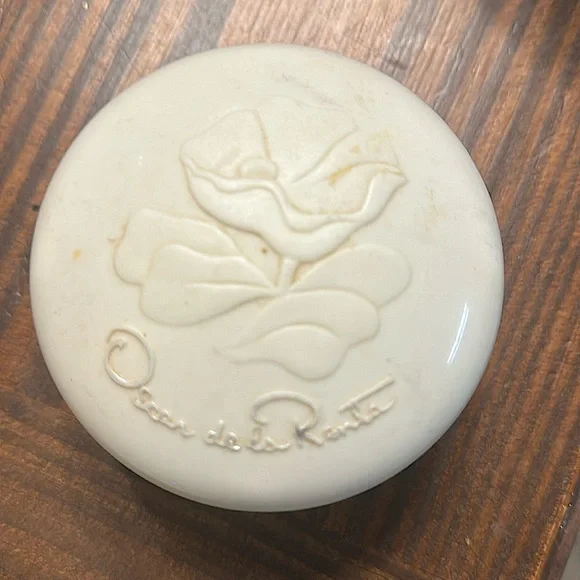 Vintage oscar de la Renta powder container