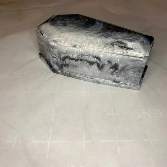 Resin coffin with a lid