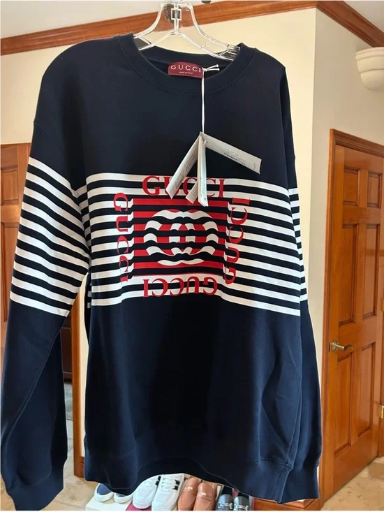 Men’s Gucci, 100% cotton logo print sweatshirt size large made in Italy. Navy.