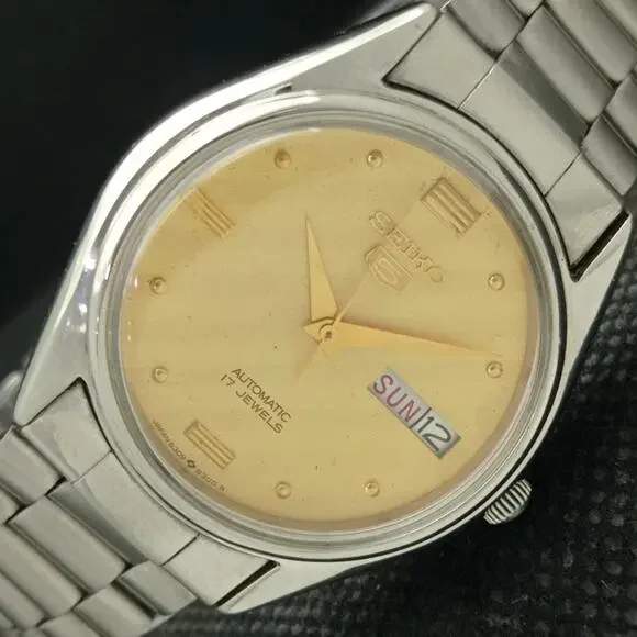 Vintage 1974 Seiko Automatic Mens Silver Watch W/daydate & Gold accents