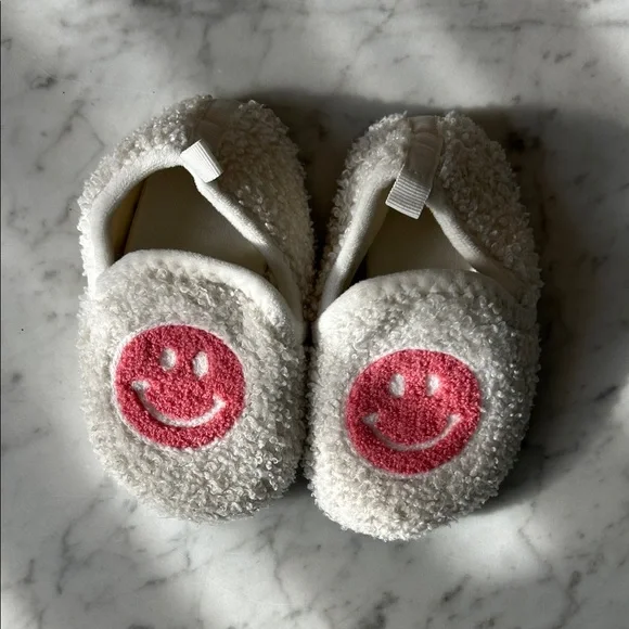 Kids Plush White Slip-On Slippers with Pink Smiley - Unbranded