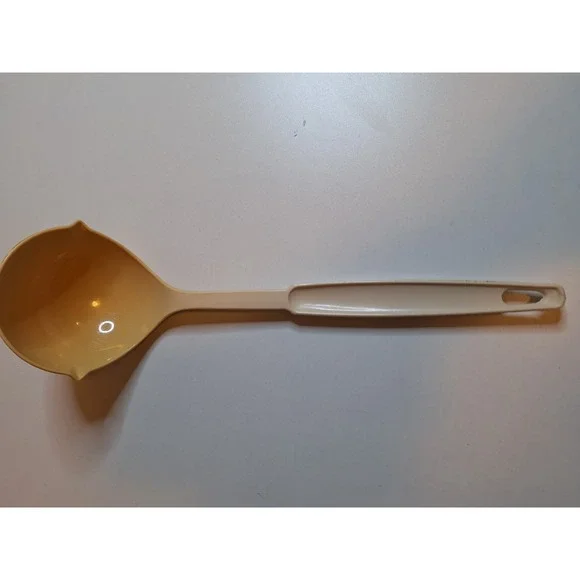 Ekco Vintage Beige plastic kitchen ladle, made in USA‎ dishwasher safe