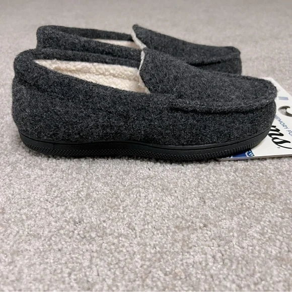 Dearfoams youth size 2/3 memory foam slippers