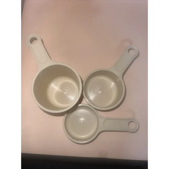 Vintage Set of (3) Rubbermaid MEASURING CUPS Beige‎ *Missing 1/3 Cup*