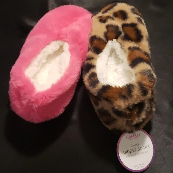 Capelli New York 2 pairs slipper socks with faux fur and grippers