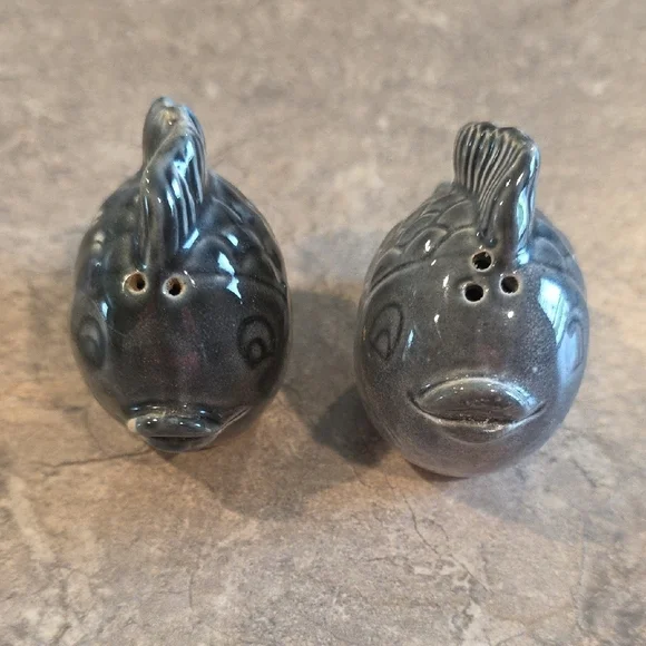 (J30) Gray Salt And Pepper Shaker Set