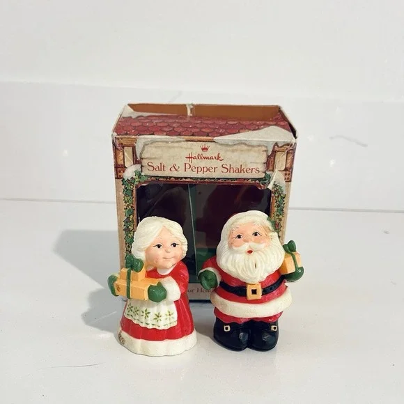 Vintage Hallmark Mr & Mrs Claus Salt & Pepper‎ Shakers 3.25