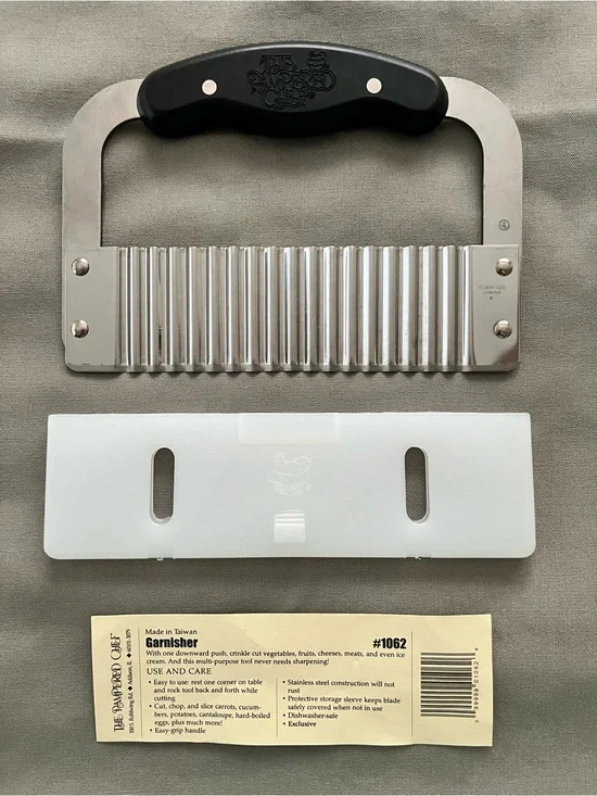 The Pampered Chef Crinkle Cutter Garnisher - #1062 retired