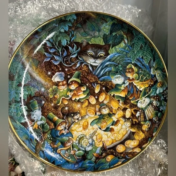 Adorable collectible porcelain plate celebrates St Catrick’s Day. Numbered!