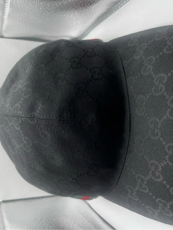 Unisex Gucci hat in black only worn 5 times