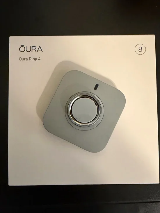 Oura Ring 4 Brushed Silver 8 + gold covers