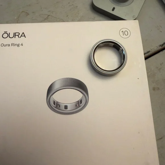 Oura Ring 4 in Metallic Silver