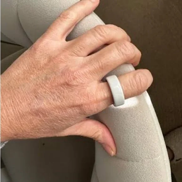 Oura Ring 4 in Cloud Ceramic White
