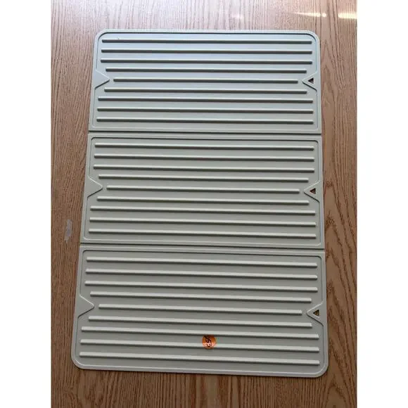 New Dish Drying Ribbed Mat Foldable Light Tan Dishwasher Safe 13 1/4”x19 1/4”