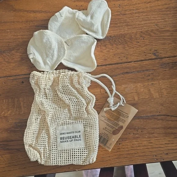 4 reusable makeup remover pads.