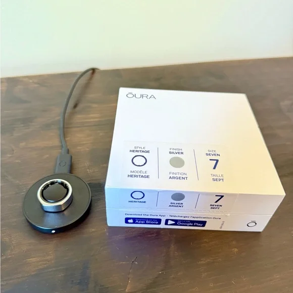 Oura Heritage Silver Ring with Charging Dock