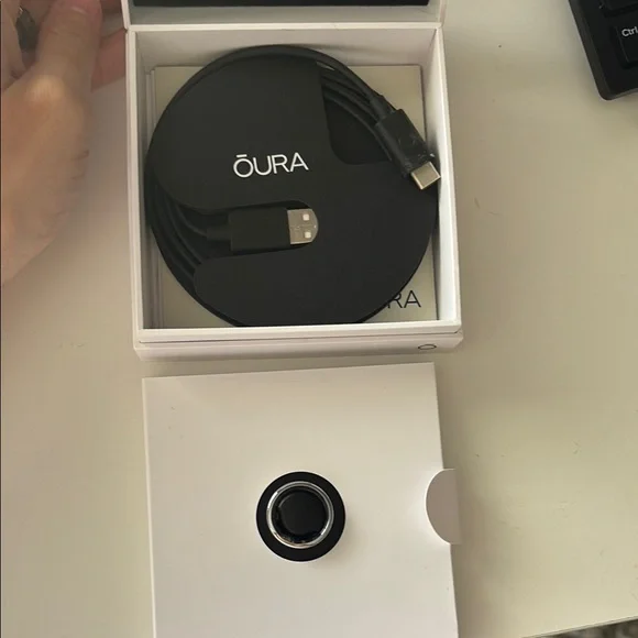 Oura Gen 3 Horizon Silver Ring with Charging Dock