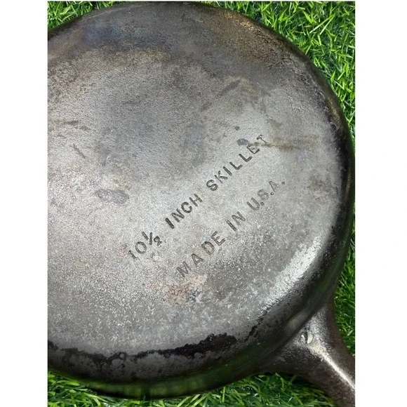 Vintage Unmarked Wagner Cast Iron Skillet Unisex 10.5 Inch Black Made in USA