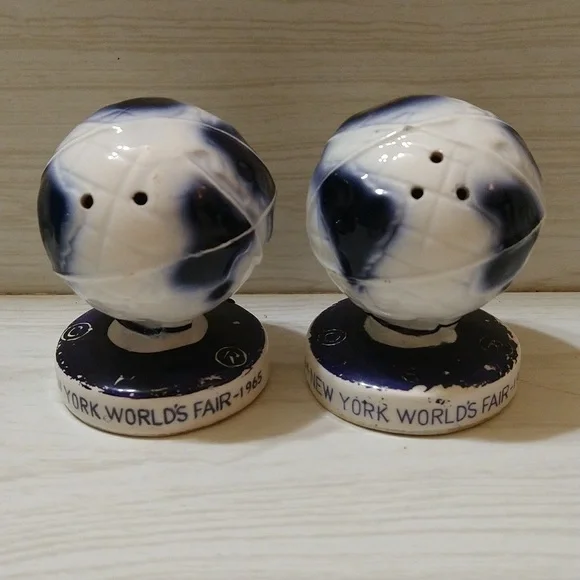 Vintage 1964-1965 New York World Fair Salt & Pepper Shakers With Stoppers