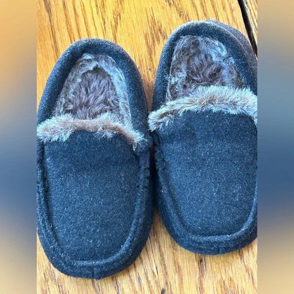 Target fur lined baby house slippers. Slip on style gray felt. Size 5/6.