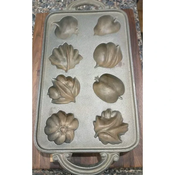 John Wright‎ Cast Iron Cake Baking Pan Muffin Autumn Theme Mold USA Heavy